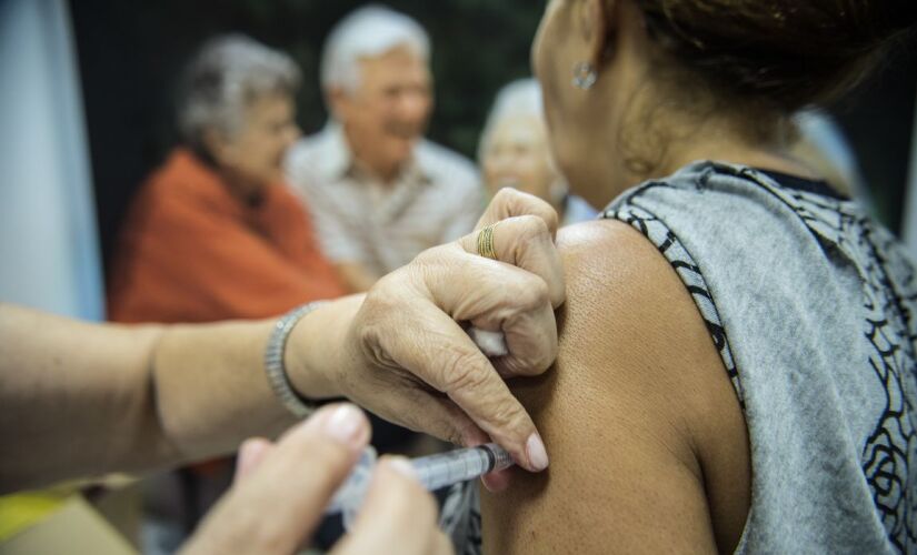 Dados do Ministério da Saúde referentes ao período de março a maio revelam que somente 55% dos idosos foram vacinados neste ano na Campanha Nacional de Vacinação contra a Influenza