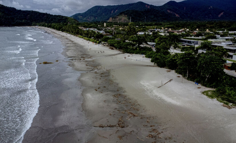 Vista aérea das extensão de areia da praia da Baleia, em São Sebastião