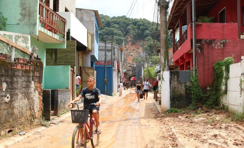 A suspensão das aulas em São Sebastião, segundo a Secretaria Municipal de Educação, se dá em virtude do acentuado volume de chuvas previsto para esta quarta-feira (14) 