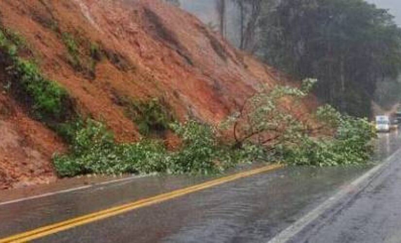 Chuvas intensas provocaram interdições parciais na rodovia Rio-Santos