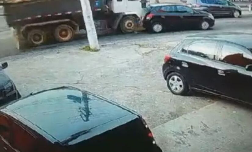 Momento da colisão entre caminhão e carro na Cidade Dutra, em São Paulo. 