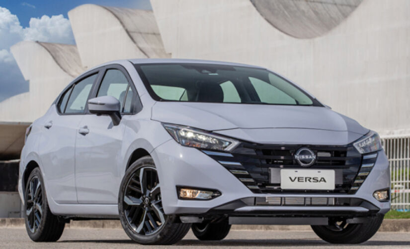 As três versões do novo Versa são equipadas com o motor 1.6 bicombustível de 113 cavalos associado à transmissão tipo CVT com cinco marchas simuladas 