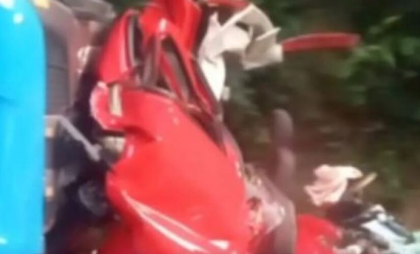 No vídeo, é possível ver um carro vermelho destruído entre dois caminhões de carga