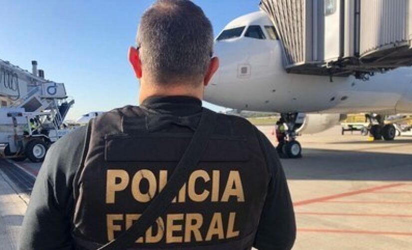 PF apreende drogas em aeroporto.