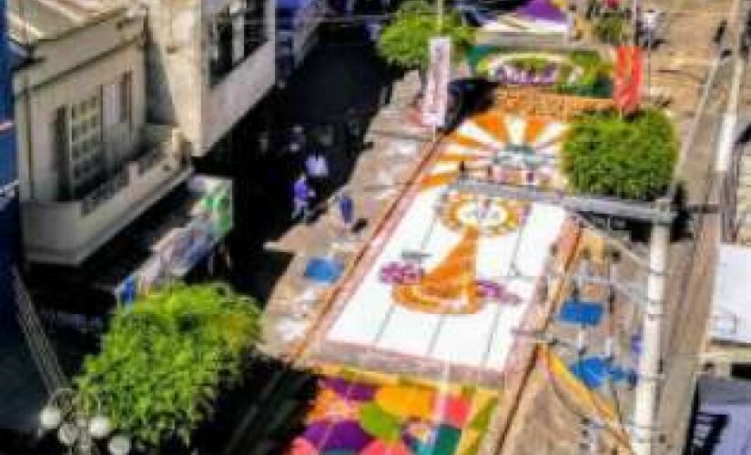 A prática de tecer tapetes no feriado de Corpus Christi é famosa no Brasil