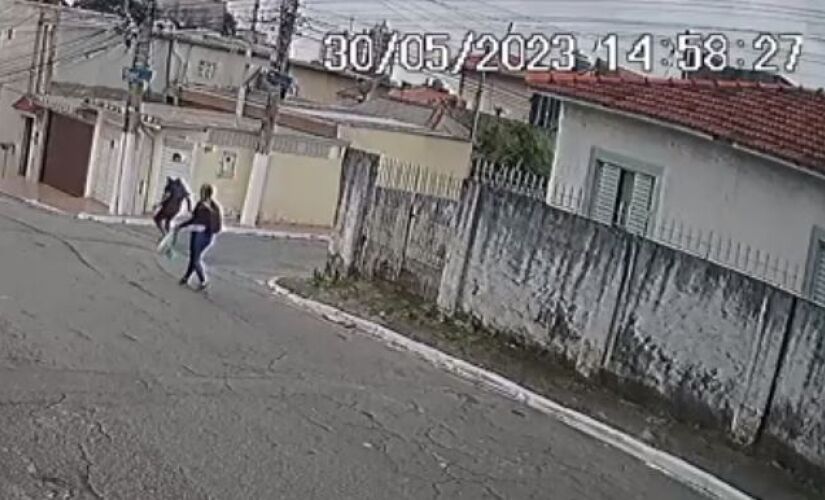 Mulher é vítima de importunação sexual na rua de casa.