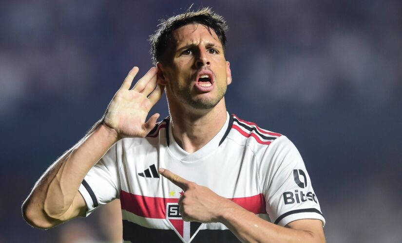 Jonathan Calleri celebra um dos gols da goleada são-paulina