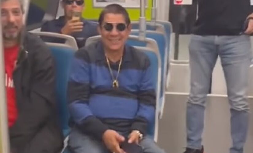 Zeca Pagodinho anda de metrô pela primeira vez.