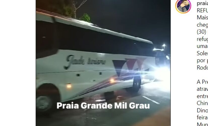 Ônibus com os refugiados chegando em Praia Grande