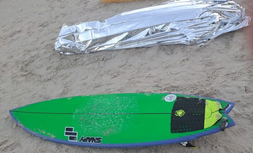 O corpo de um surfista foi encontrado em meio às ondas e retirado do mar por outros dois banhistas na Praia do Tombo, em Guarujá.