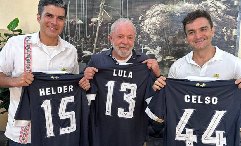 O presidente Lula (PT), o ministro do Turismo, Celso Sabino (União Brasil-PA), e o governador do Pará, Helder Barbalho (MDB), mostram camisas do Remo 