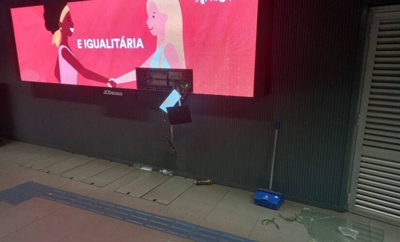 Painel digital quebrado na estação durante vandalismo