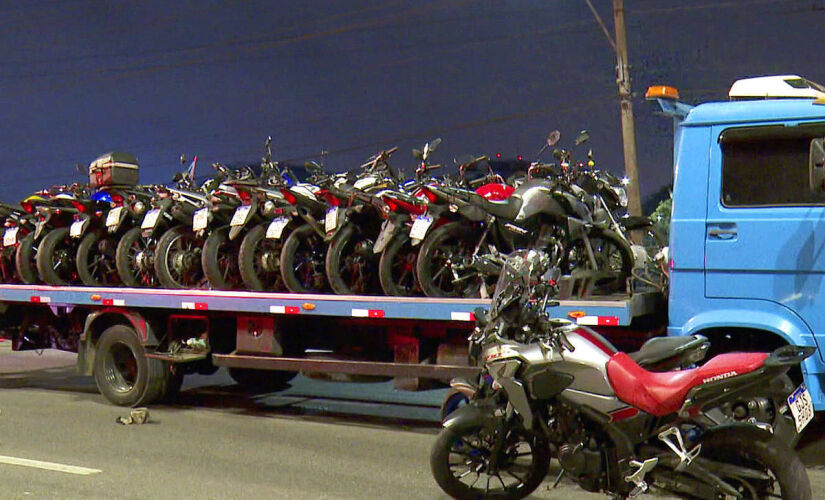 Parte das 60 motocicletas apreendidas durante operação na madrugada desta sexta-feira (28)