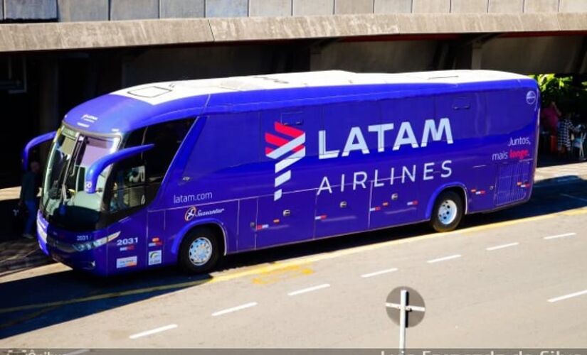 A Latam deixou de oferecer o serviço gratuito de ônibus para o deslocamento de passageiros entre os aeroportos