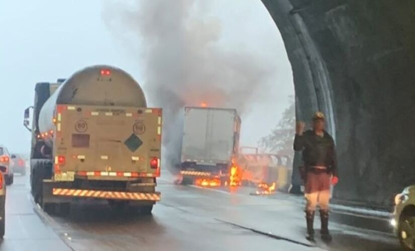 No vídeo, é possível ver o veículo no acostamento da Rodovia coberto pelas chamas e com uma coluna de fumaça ao redor.