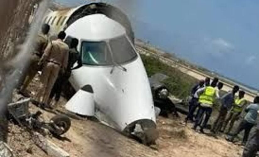 Um avião se despedaçou depois de um acidente durante o pouso nesta quarta-feira (12) na Somália.