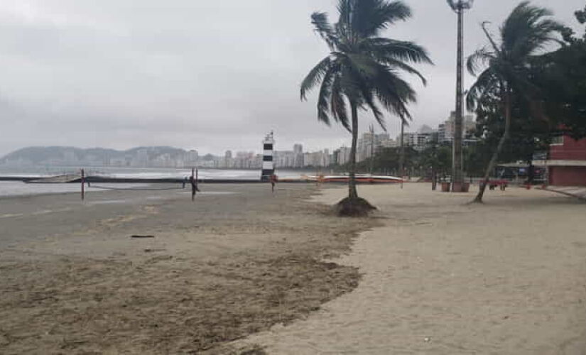 A força do vento que atingiu a Baixada Santista na madrugada desta quinta-feira (13) assustou moradores da Região e resultou em estragos pelas cidades. 