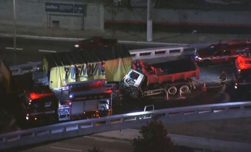 Acidente entre caminhões deixa feridos e um morto na Marginal Tietê em SP