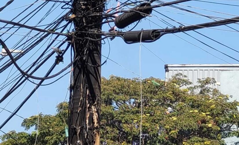 Poste pega fogo na Água Rasa, na zona leste de São Paulo