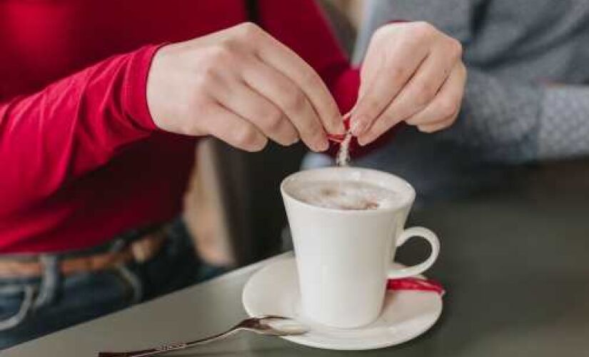 Descoberto há 62 anos, o aspartame é um adoçante artificial capaz de adoçar cerca de 200 vezes mais que o açúcar comum