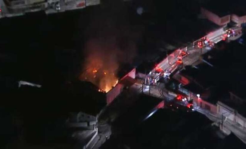 Um incêndio em uma fábrica de plástico durante a madrugada desta quarta-feira (26), na zona norte de São Paulo, deixou uma pessoa ferida, segundo o Corpo de Bombeiros