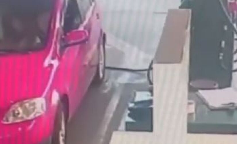 Momentos antes do carro explodir em posto de gasolina.
