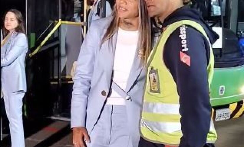 A atacante Nycole e seu pai se despedindo no aeroporto