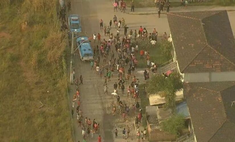 m protesto, moradores fecharam uma rua no bairro Inõa, onde ocorreu o crime.