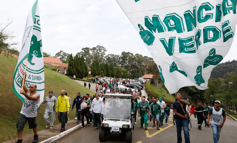 Enterro de torcedora do Palmeiras atingida por estilhaços de uma garrafa no entorno do Allianz Parque no último sabádo