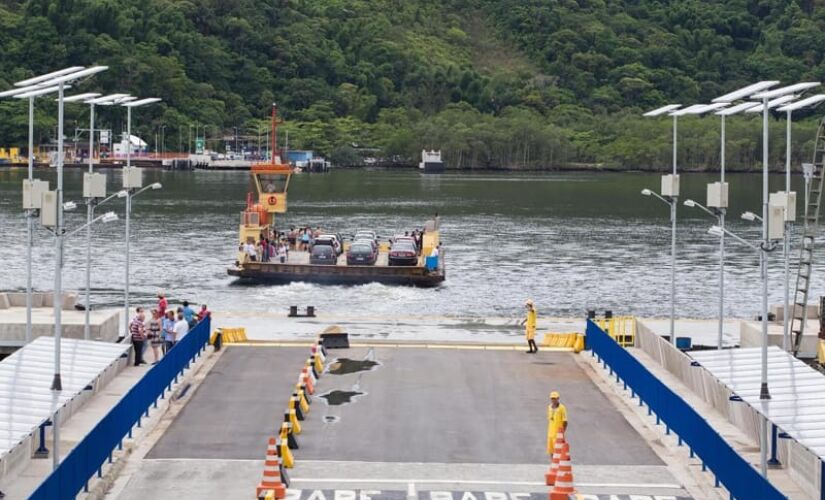 Os fortes ventos que atingem o litoral paulista nesta quinta-feira (13) interromperam a travessia de balsa entre as cidades de Guarujá e Bertioga