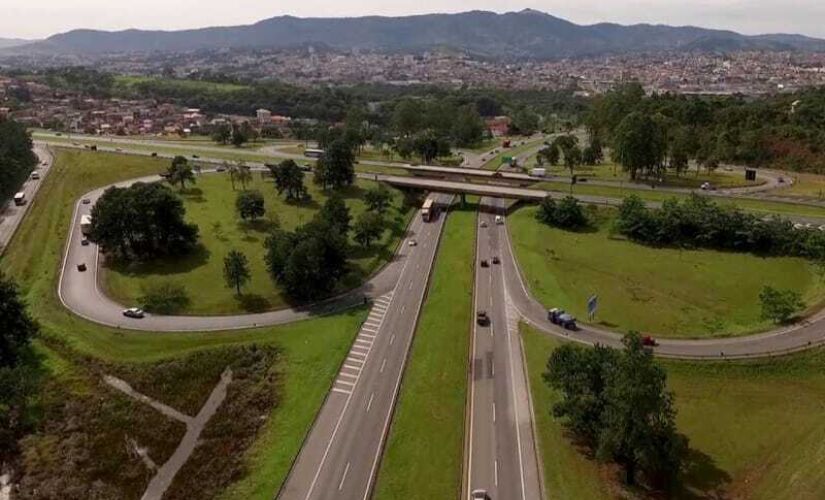 Um grupo com cerca de cem manifestantes interditou o km 85 da rodovia Fernão Dias, em São Paulo, sentido Belo Horizonte, no início da madrugada desta sexta-feira (14)
