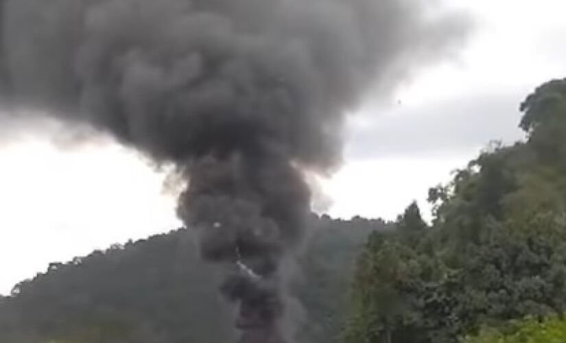 Caminhão pega fogo em rodovia na Baixada Santista