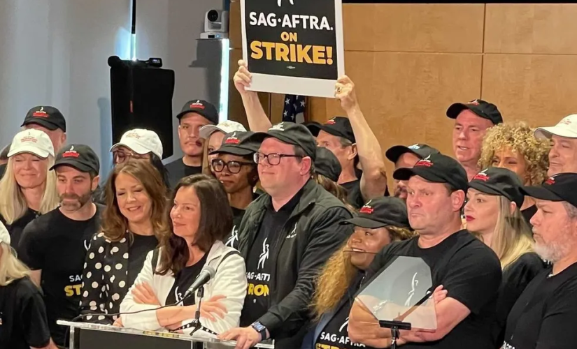 Presidente do sindicato dos atores SAG, Fran Drescher e o negociador Duncan Crabtree Ireland lideraram a discussão na coletiva da SAG-AFTRA 