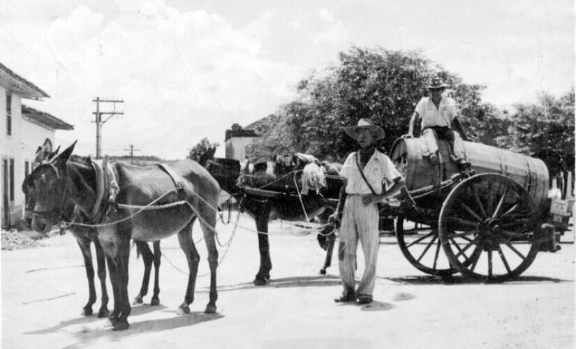 O saudoso Lilo Agueiro abasteceu por muitos anos as velhas talhas de barro que existiam necessariamente em todas as casas de residência de Porto Feliz