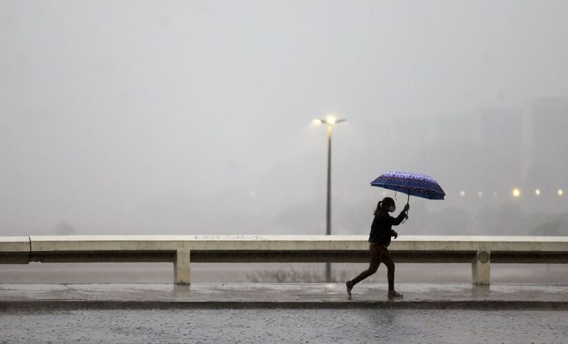 A aproximação de uma frente fria associada ao forte calor sobre São Paulo vai provocar chuva de moderada a forte