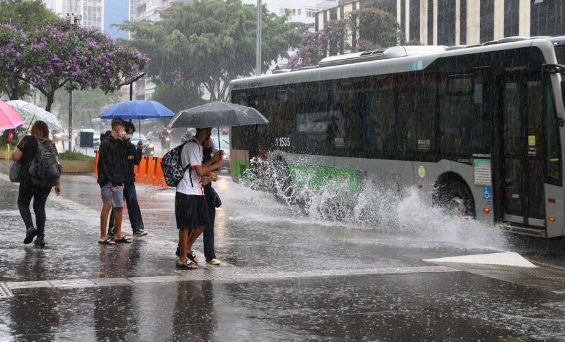 No domingo (9), a frente fria vai atuar sobre o mar, na altura da Região Sudeste