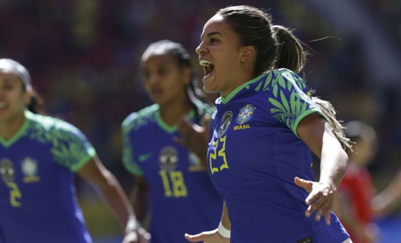 Gabi Nunes comemora gol durante jogo amistoso entre as seleções de Brasil e Chile