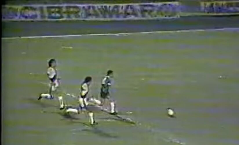 Palhinha no lance do 'gol de nariz' na primeira partida da final do Paulista de 1977