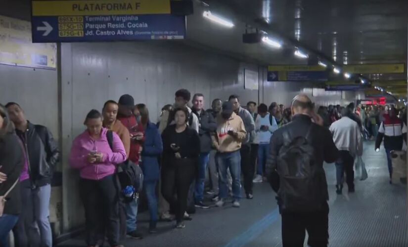 Passageiros esperando por atendimento após bloqueio do Bilhete Único