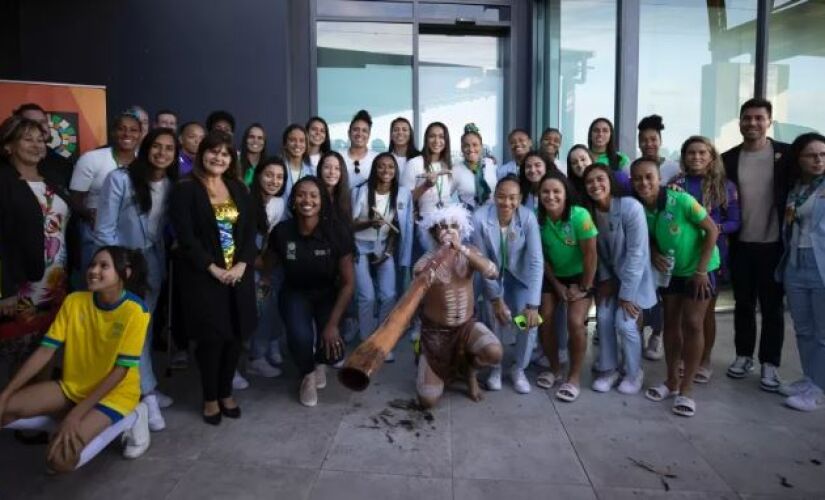 Parte da delegação da seleção brasileira feminina chegando em Brisbane (AUS)