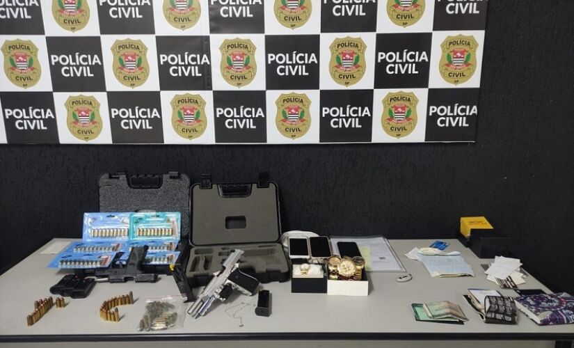 Com o homem preso em flagrante foram apreendidos duas pistolas, quatro carregadores, cartuchos e munições