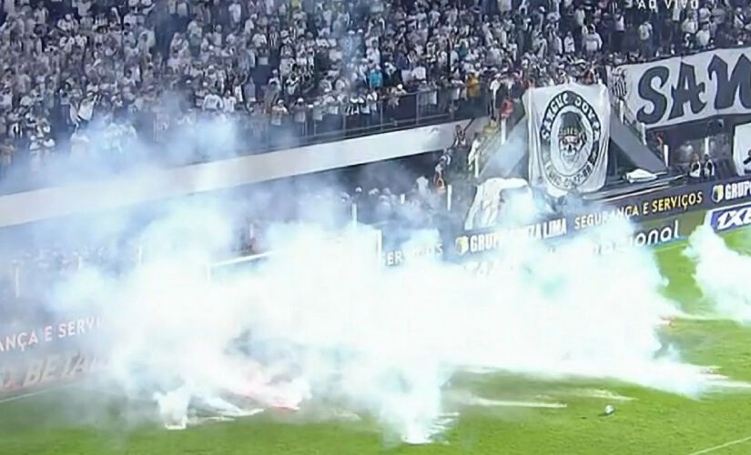 Na ocasião, o Peixe foi derrotado por 2 a 0 pelo Corinthians e a partida teve que ser encerrada antes dos 90 minutos, por conta de bombas arremessadas no gramado.