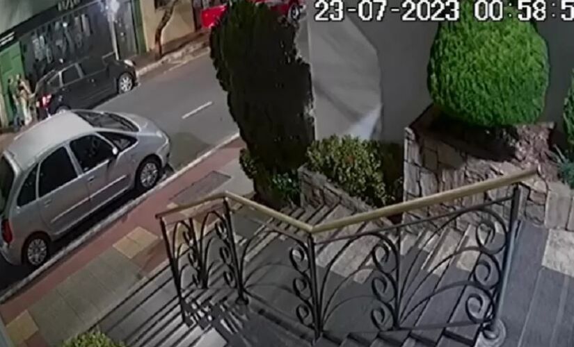 Nutricionista foi agredida na rua Maranhão, em São Caetano, após bater o carro na guia da calçada