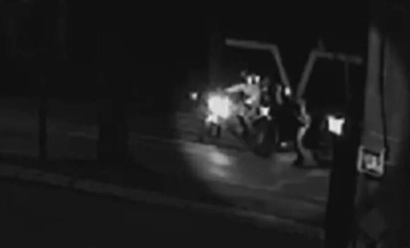 Imagem mostra o momento da abordagem dos criminosos 