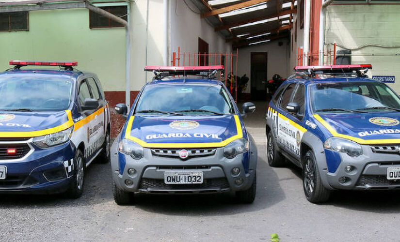 Carros da Guarda Civil Municipal de Itapecerica da Serra; seis GCMs da corporação são suspeitos de tortura na Grande SP 