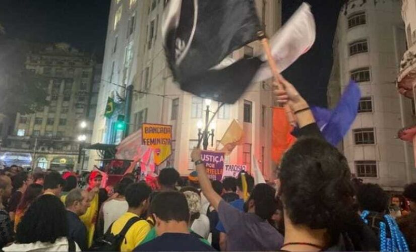 Representantes de movimentos sociais, além de alguns políticos de esquerda, fazem no centro de São Paulo uma manifestação contra as 16 mortes na Baixada Santista