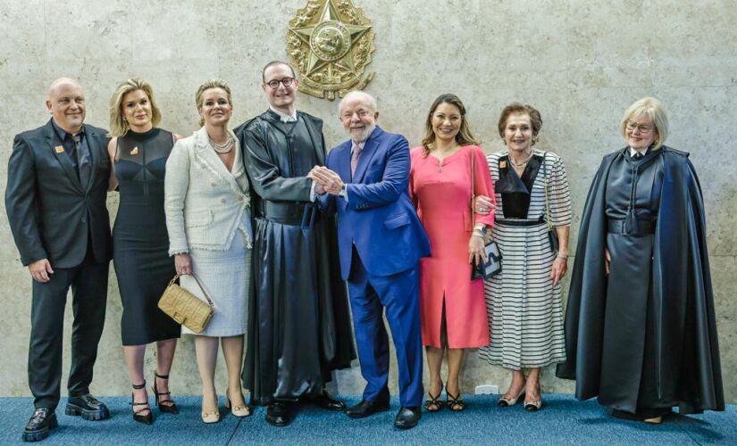 As imagens demonstram a felicidade de Lula com a posse do amigo Zanin