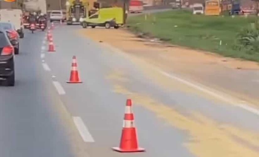 Um carreta que transportava milho tombou, na manhã desta quarta-feira (23)