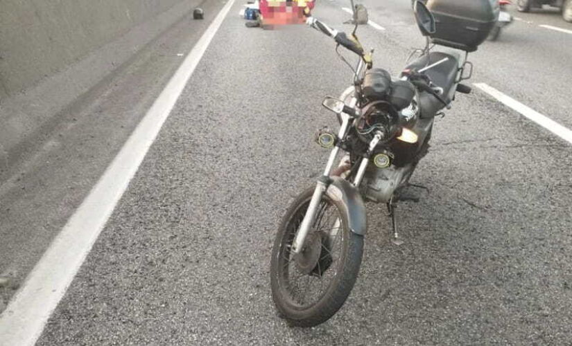 Um motociclista morreu após se envolver em um acidente com uma carreta na rodovia Anchieta, na altura de Cubatão, sentido litoral