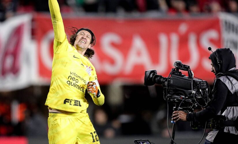 Cássio celebra classificação contra Estudiantes de La Plata, na Argentina